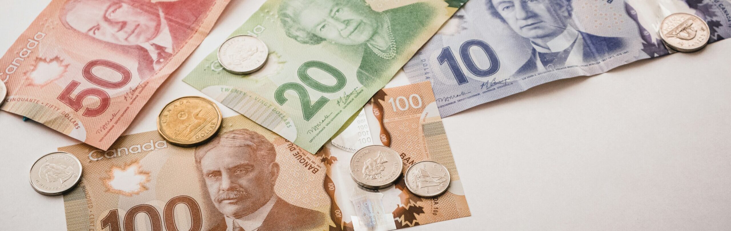 駐在員のマネー活用術（投資・貯金・節約）のイメージ。カナダドルの画像。